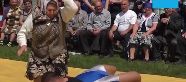 Эта бабушка готова порвать за своего внука - Sputnik Молдова