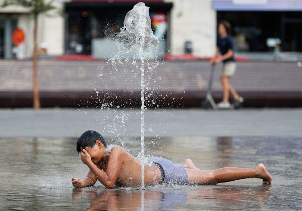 Мальчик спасается от жары в фонтане Брюсселя - Sputnik Молдова