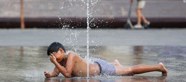 Мальчик спасается от жары в фонтане Брюсселя - Sputnik Moldova