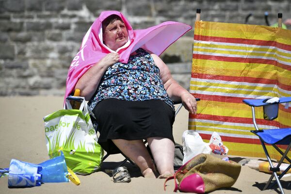 Женщина на пляже в Барри Айленд, южный Уэльс - Sputnik Молдова