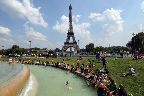 Люди охлаждаются у фонтана Трокадеро в Париже - Sputnik Молдова