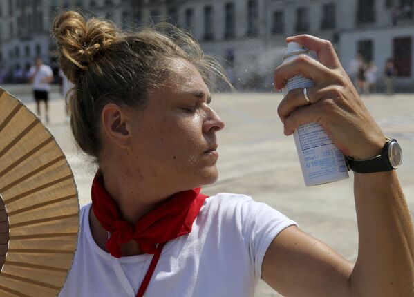 Девушка опрыскивается во время сильной жары в Байонне, Франция - Sputnik Молдова