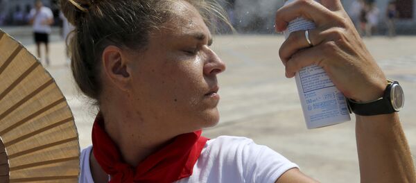 Девушка опрыскивается во время сильной жары в Байонне, Франция - Sputnik Молдова