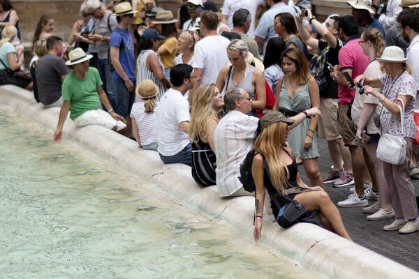 Туристы охлаждают себя в воде фонтана Треви в центре Рима - Sputnik Молдова