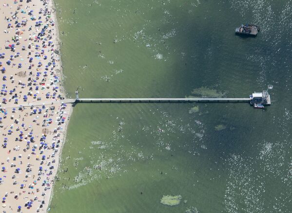 Пляж озера Ванзее в Берлине, заполненный отдыхающими, Германия - Sputnik Молдова