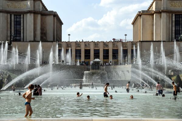 Люди купаются в фонтане напротив Эйфелевой башни в Париже - Sputnik Молдова