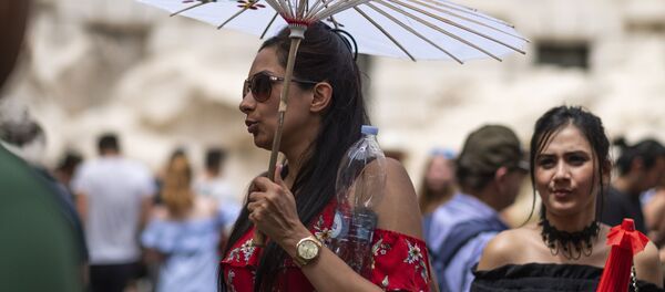 Прохожие на улице Рима в жаркий летний день - Sputnik Молдова