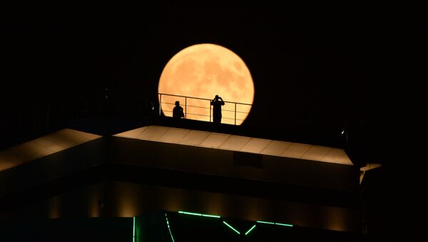 Луна во время затмения на фоне здания высотного комплекса Грозный сити в Грозном - Sputnik Молдова
