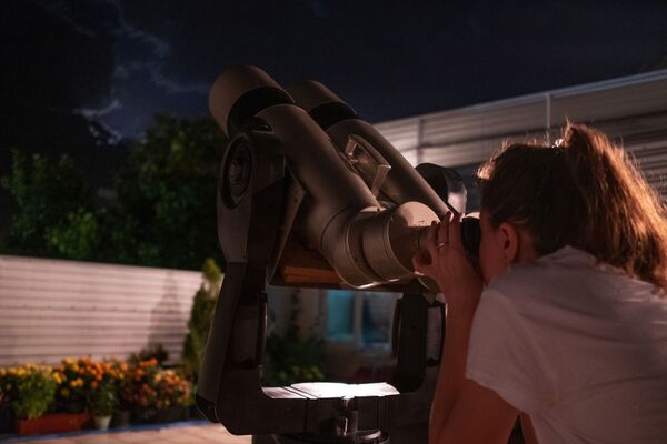 Девушка наблюдает за полным лунным затмением из обсерватории Кубанского Государственного университета - Sputnik Молдова
