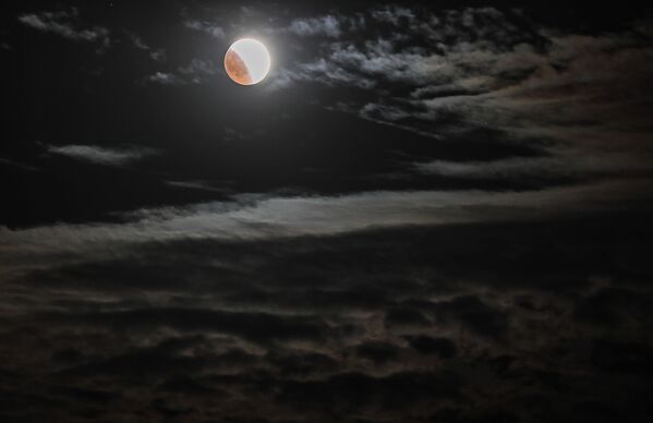 Луна во время затмения над мысом Меганом в Крыму - Sputnik Молдова