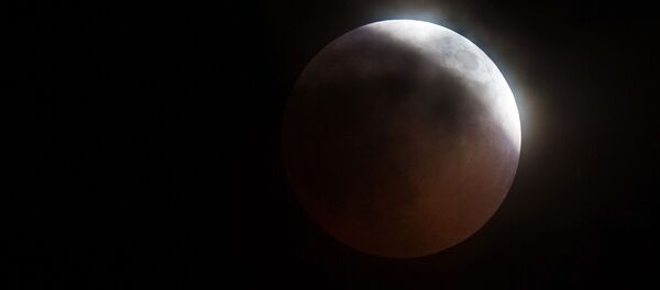 Луна во время затмения над горой Ай-Петри в Крыму - Sputnik Moldova-România