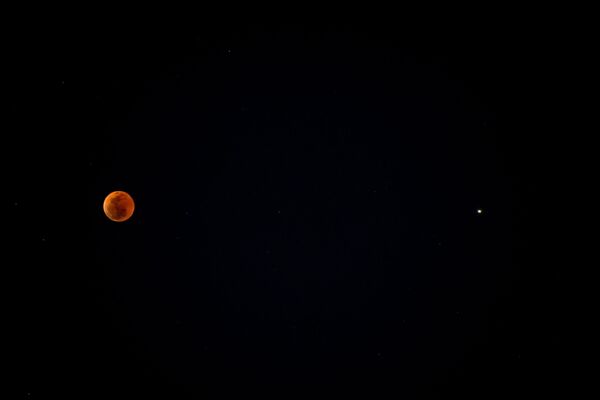 Луна во время затмения над Сочи - Sputnik Молдова