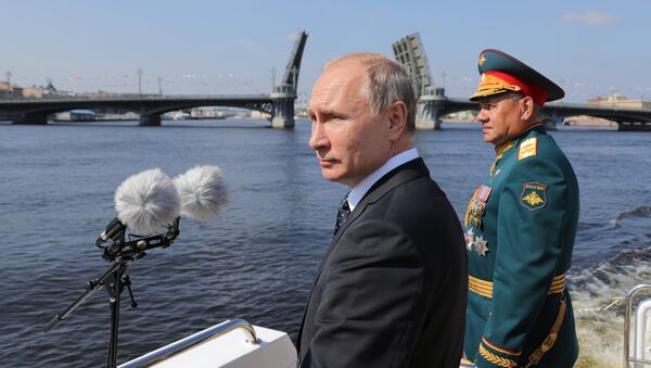 Президент РФ В. Путин посетил Главный военно-морской парад - Sputnik Молдова