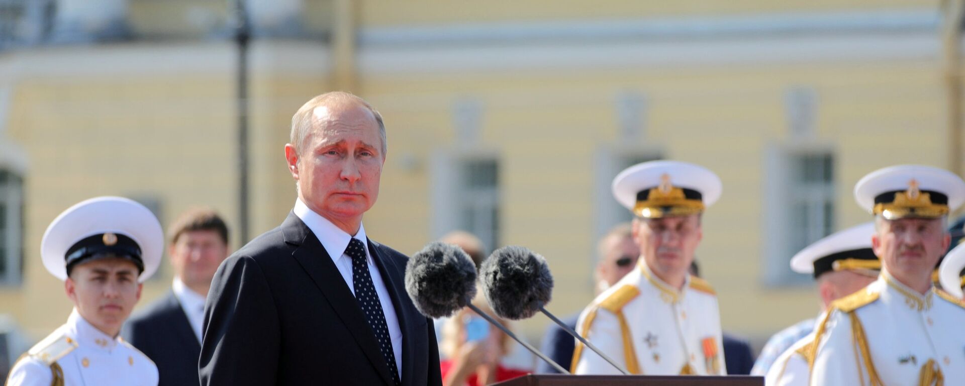 Президент РФ В. Путин посетил Главный военно-морской парад - Sputnik Молдова, 1920, 27.07.2025