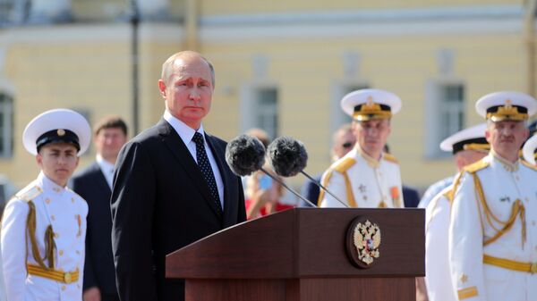 Президент РФ В. Путин посетил Главный военно-морской парад - Sputnik Молдова