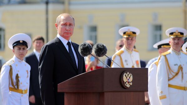 Президент РФ В. Путин посетил Главный военно-морской парад - Sputnik Moldova-România