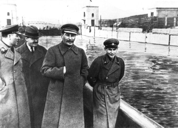 Сталин с главой НКВД Николаем Ежовым, который был расстрелян в 1940 году - Sputnik Молдова