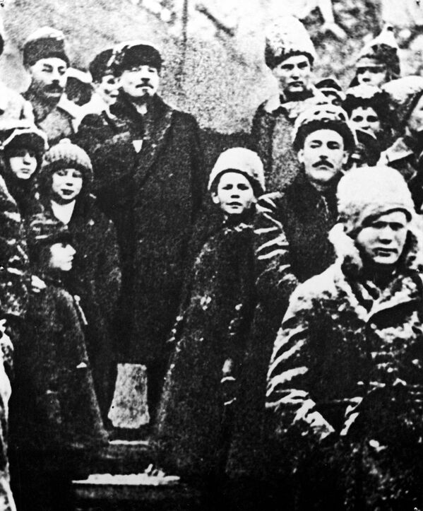 Владимир Ленин рядом с темным пятном на месте удаленного изображения Льва Троцкого на Красной площади во время демонстрации, 7 ноября 1919 года - Sputnik Молдова