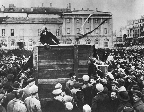 Владимир Ильич Ленин выступает с речью на площади Свердлова перед войсками (Лев Троцкий, стоявший на ступенях, удален со снимка) - Sputnik Молдова