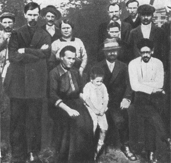 Темное пятно на месте удаленного Льва Каменева со снимка группы большевиков во время ссылки в Туруханском крае, 1915 - Sputnik Молдова