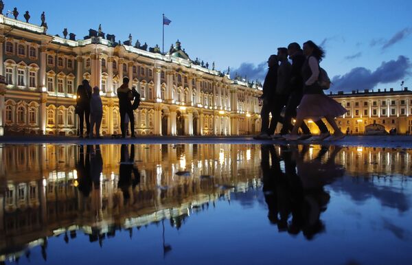Piața Palatului Imperial din Sankt Petersburg după miezul nopții în perioada nopților albe - Sputnik Moldova-România