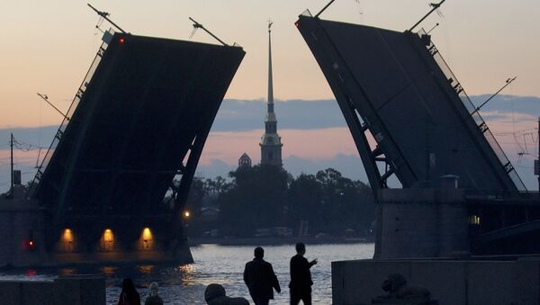Люди прогуливаются в 3 часа ночи по набережной Невы в Санкт-Петербурге во время белых ночей - Sputnik Moldova