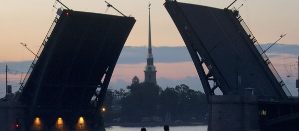 Люди прогуливаются в 3 часа ночи по набережной Невы в Санкт-Петербурге во время белых ночей Люди прогуливаются в 3 часа ночи по набережной Невы в Санкт-Петербурге во время белых ночей - Sputnik Moldova