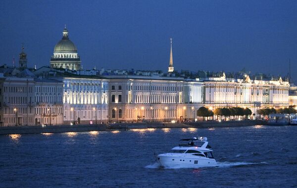 Excursie cu barcă la miezul nopții în fața falezei palatelor din Sankt Peterburg - Sputnik Moldova-România