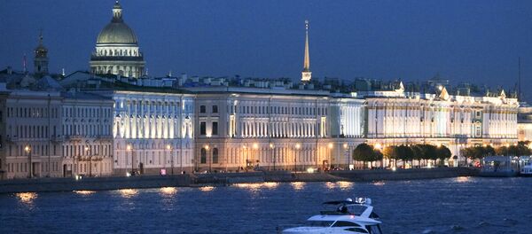 Экскурсия на катере в половину первого ночи напротив Дворцовой набережной в Санкт-Петербурге в период белых ночей - Sputnik Молдова