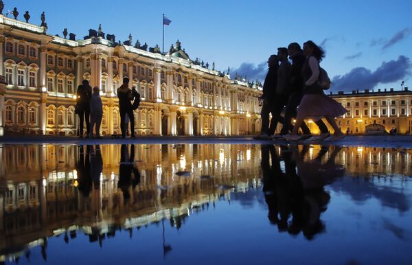 Дворцовая площадь в Санкт-Петербурге после полуночи в период белых ночей - Sputnik Молдова