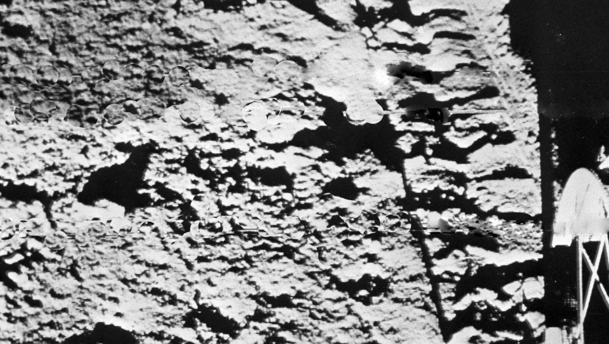 Следы луны 14 глава вк. Аполлон 17 НЛО. UFO Moon. Apollo 17 photo. Black Knight Satellite Art.