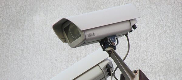 Камера видеонаблюдения на здании  - Sputnik Молдова