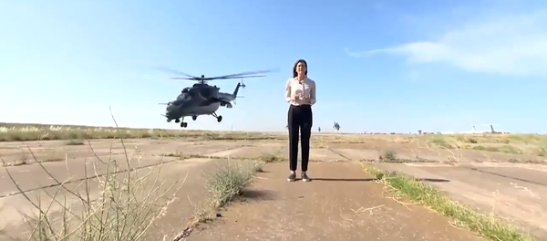 Репортёр записала сюжет под взлетающим вертолётом - Sputnik Молдова