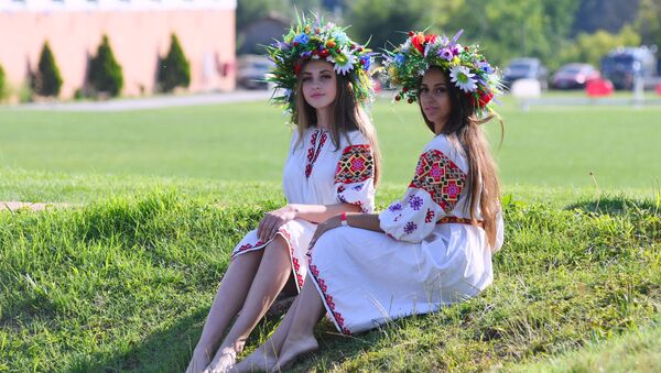Девушки в национальных костюмах - Sputnik Молдова