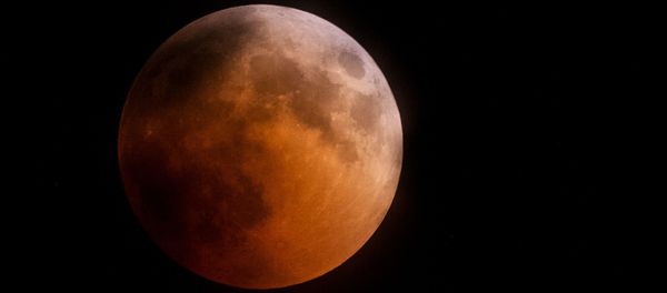 Луна во время затмения над горой Ай-Петри в Крыму - Sputnik Молдова