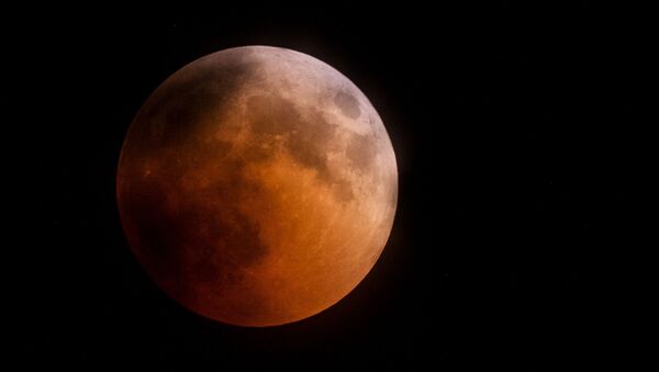 Луна во время затмения над горой Ай-Петри в Крыму - Sputnik Молдова