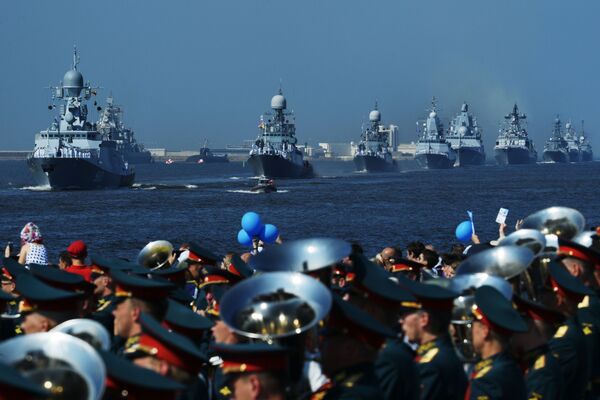 Корабли ВМФ России на главном военно-морском параде в Кронштадте - Sputnik Молдова