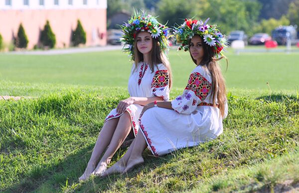 Девушки во время праздника Ивана Купалы в поселке Куйбышево Бахчисарайского района - Sputnik Молдова