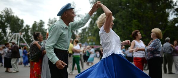 Пожилые люди танцуют в парке Березовая роща в Новосибирске - Sputnik Молдова