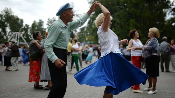 Пожилые люди танцуют в парке Березовая роща в Новосибирске - Sputnik Молдова