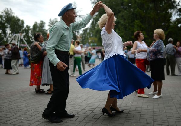 Пожилые люди танцуют в парке Березовая роща в Новосибирске - Sputnik Молдова