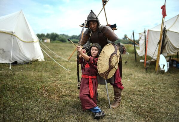 Участники военно-исторической реконструкции на фестивале Великое стояние на реке Угре в 1480 году в Калужской области - Sputnik Молдова