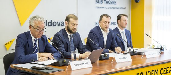 Джеймс Рамсден, Юлиан Балан, Денис Уланов и Николас Коннон Джеймс Рамсден, Юлиан Балан, Денис Уланов и Николас Коннон - Sputnik Молдова