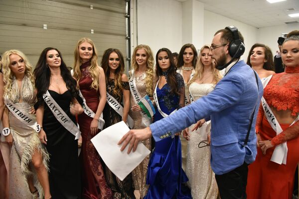 Участницы конкурса Мисс СНГ-2018 перед выходом на сцену. - Sputnik Молдова