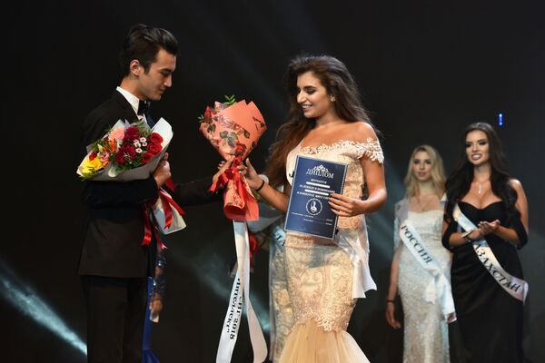Вручение диплома и букета участнице в финале конкурса красоты Мисс СНГ-2018. - Sputnik Молдова