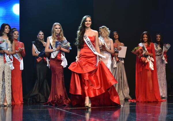 В финальном шоу девушки вышли на сцену в национальных нарядах, коктейльных и вечерних платьях. - Sputnik Молдова