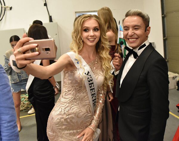 Участница конкурса Мисс СНГ-2018 делает селфи перед выходом на сцену. - Sputnik Молдова