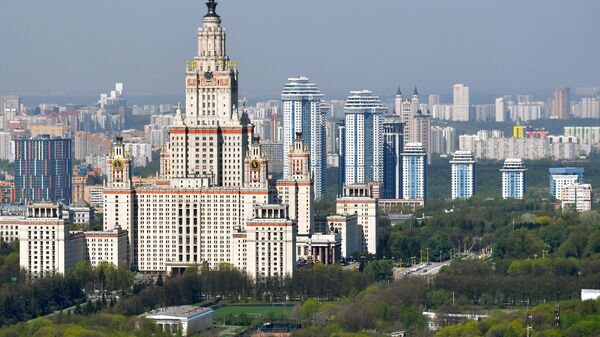 Вид на главное здание МГУ имени М. В. Ломоносова, архивное фото.  - Sputnik Молдова