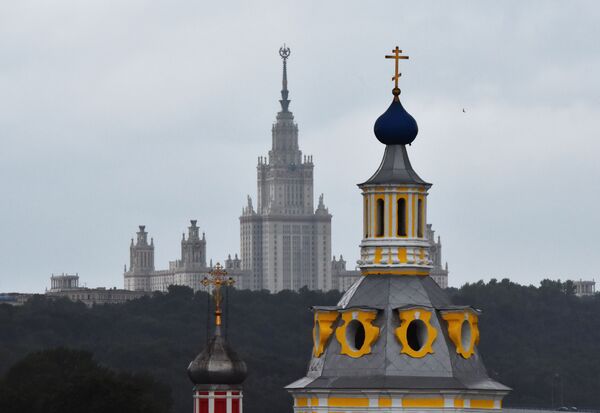 Clădirea înaltă a Universității de Stat din Moscova și cupola mănăstirii Andreevski din Moscova - Sputnik Moldova