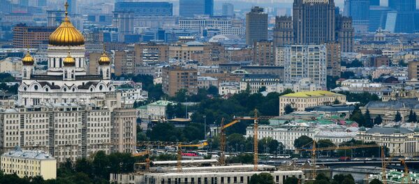 Храм Христа Спасителя (слева), высотное здание министерства иностранных дел РФ в Москве - Sputnik Молдова
